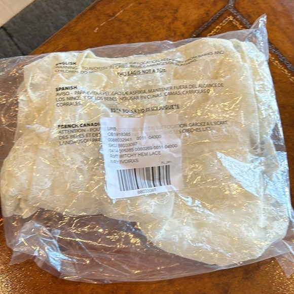 Urban Outfitters Lace Top XS - Picture 2 of 3